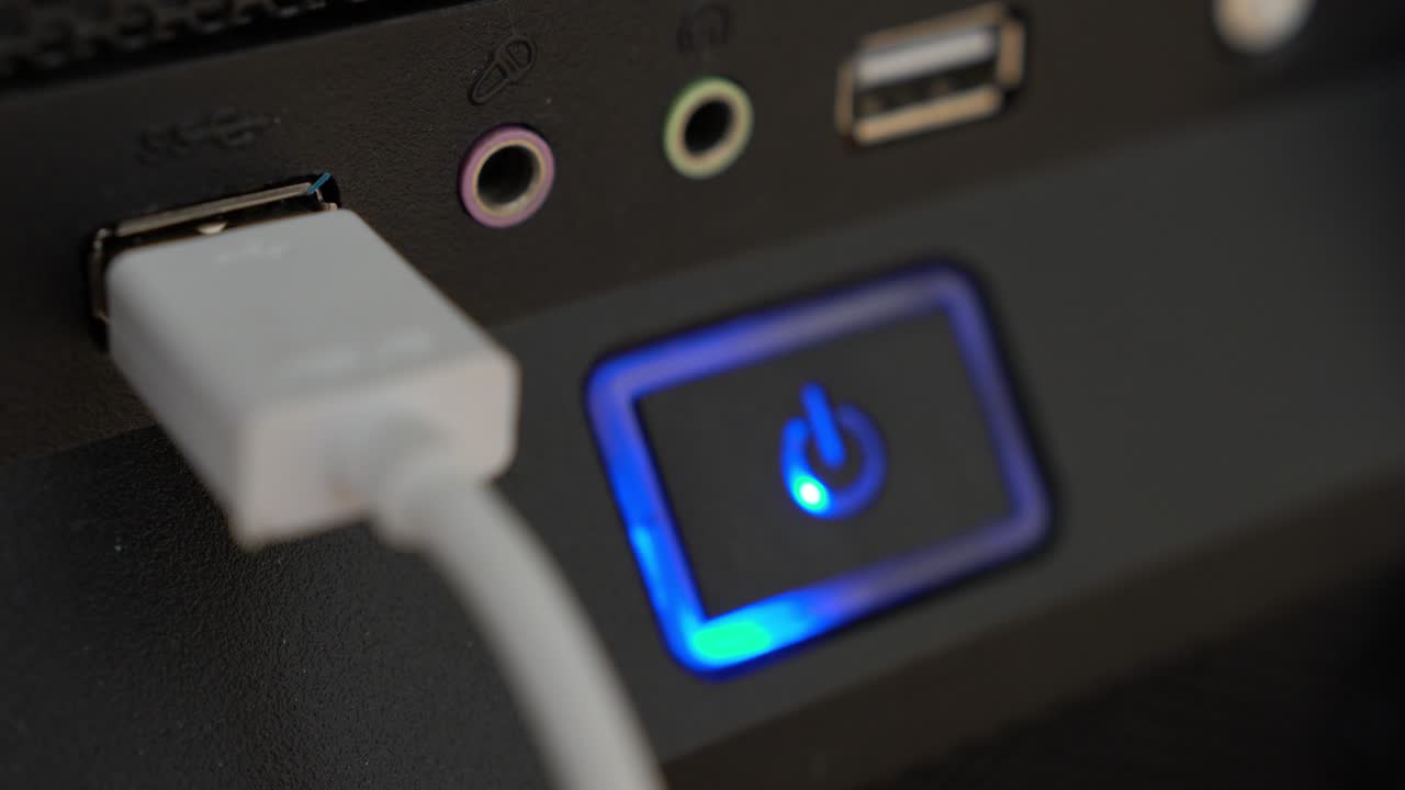 conectando y desconectando el cargador al puerto usb... de cerca.