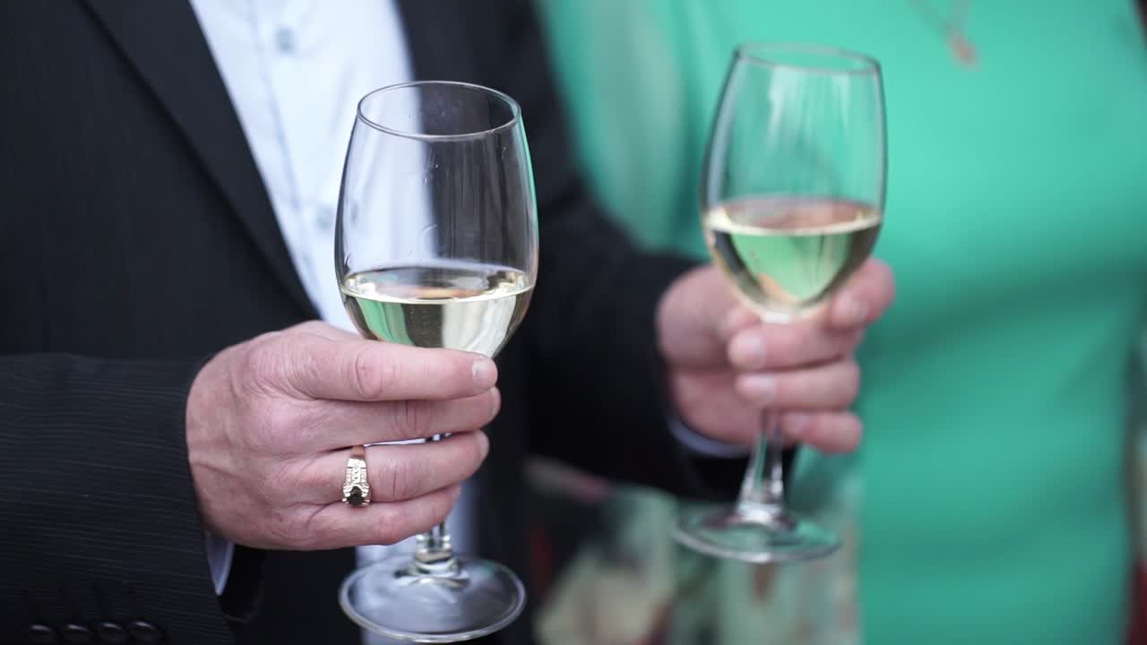 와인 을 마시고 토스 하는 부부