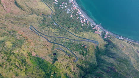 Malerische-Und-Kurvenreiche-Küstenstraße,-Die-Hinunter-Nach-Paul-Do-Mar,-Madeira,-Führt