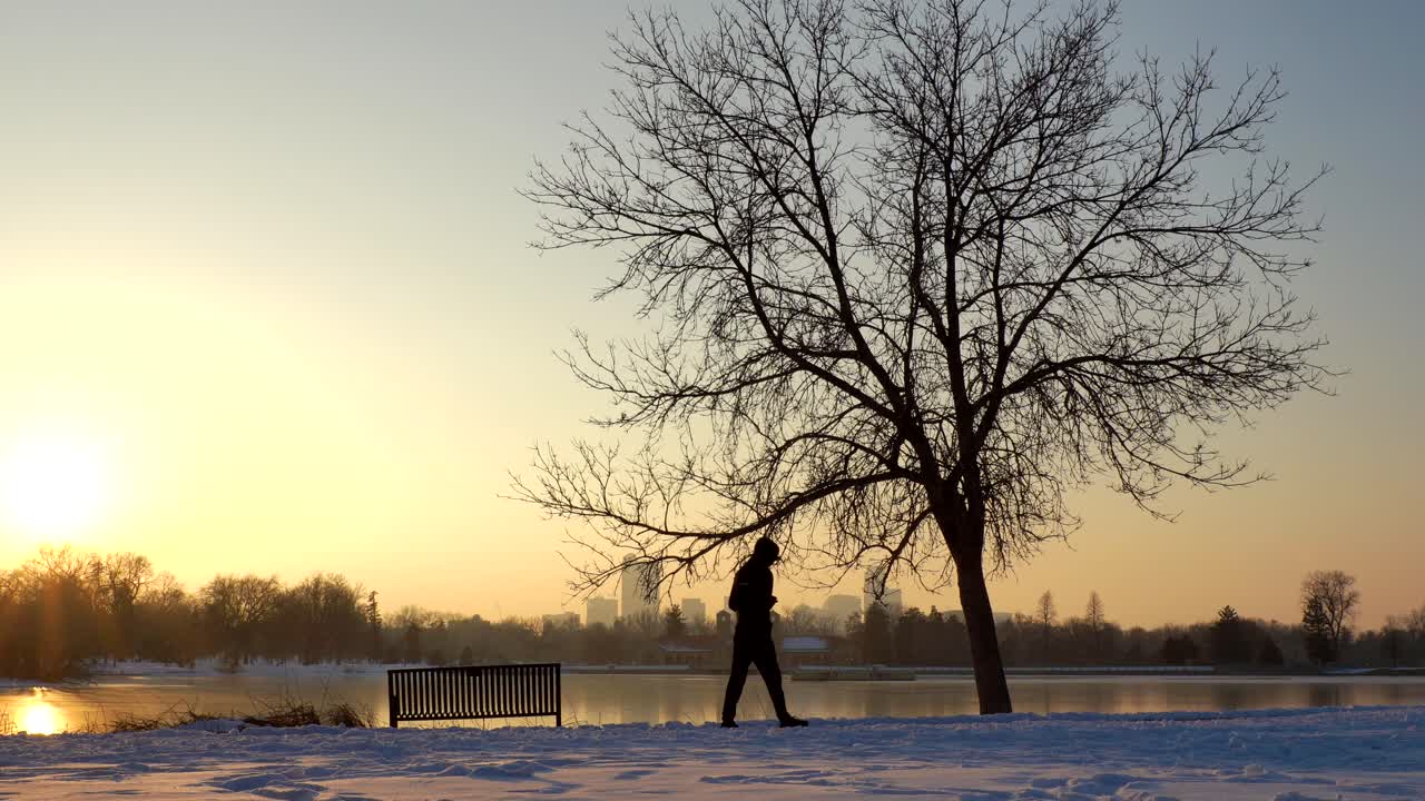도시 공원, 덴버, 콜로라도에서 산책하는 남자
