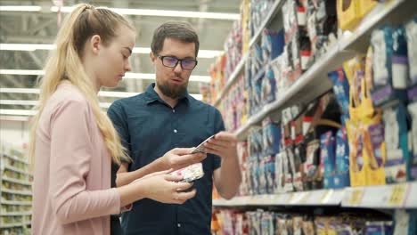 pareja de compras de comestibles en un supermercado