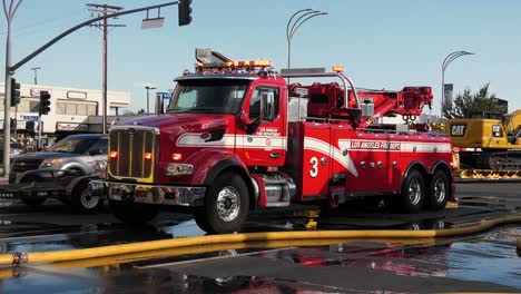 camión de rescate pesado lafd en emergencia
