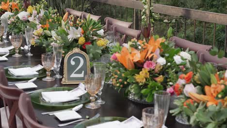 mesa de banquete de bodas con coloridas piezas centrales florales