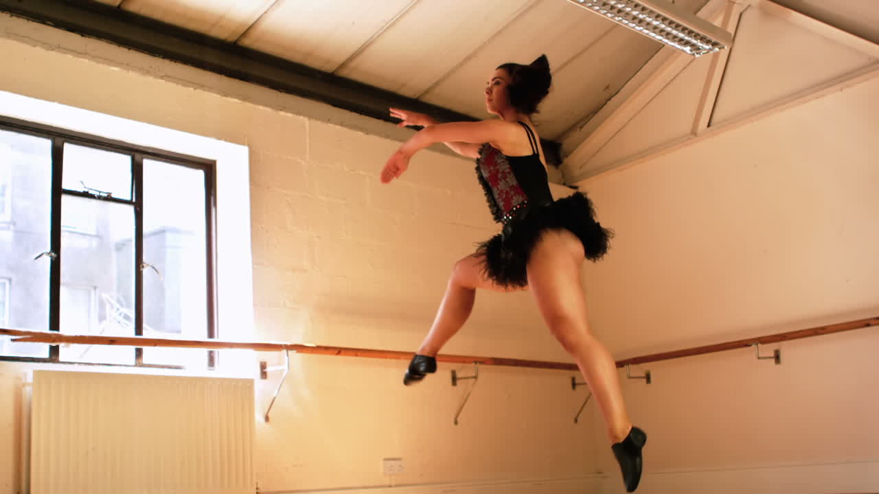 una bailarina practicando un baile de ballet