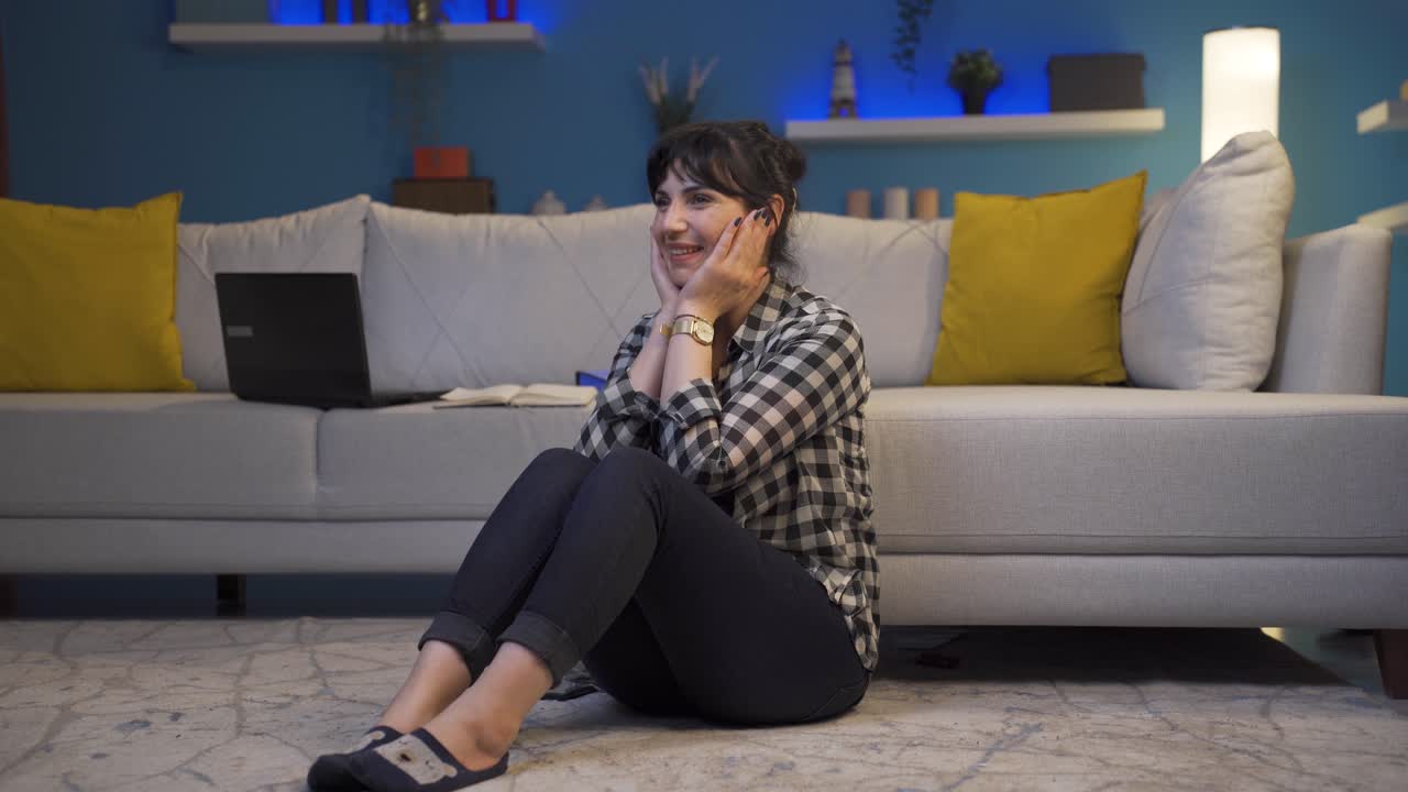 la mujer se está regocijando.