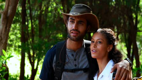 Pareja-Apuntando-A-Distancia-En-El-Parque