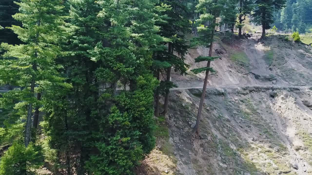 관광 버스는 파키스탄 북부의 작은 마을인 테지안의 산길을 따라 박차이나 국경으로 가는 관광 루트를 따라 여행합니다.