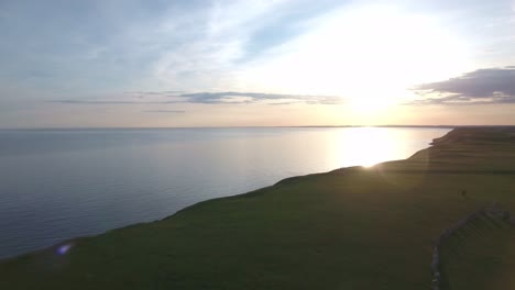 Piedras-De-Cerveza-Junto-Al-Mar-Báltico-En-Las-Noches-De-Verano,-En-El-Sur-De-Suecia-Skåne-Österlen-Kåseberga,-Antena-Alta-Suave-Lenta