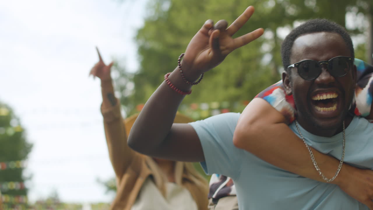 amigos en un festival de música al aire libre