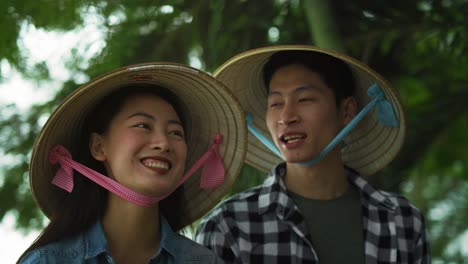 vista de mano de una joven pareja vietnamita pasando tiempo juntos