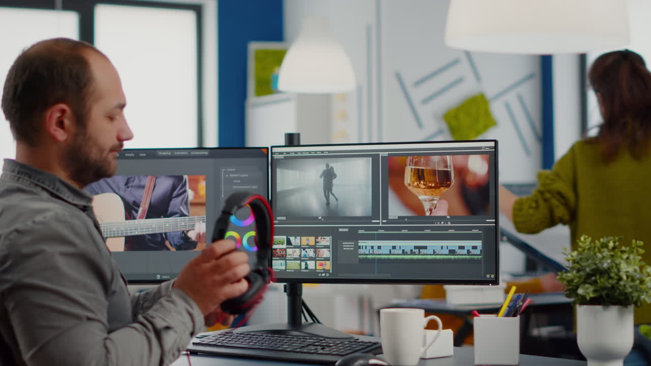 videógrafo poniendo auriculares en el proyecto de edición de video