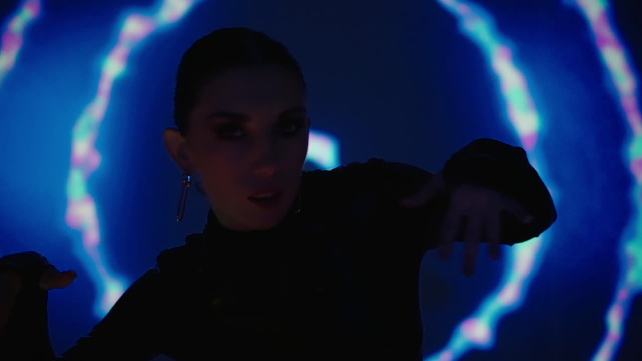 Kvinne som poserer med neonlys