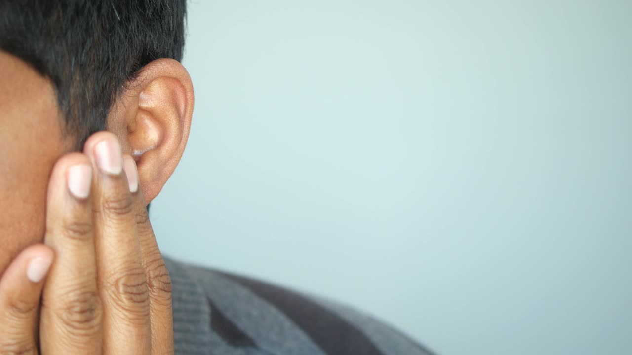 un hombre escuchando de cerca