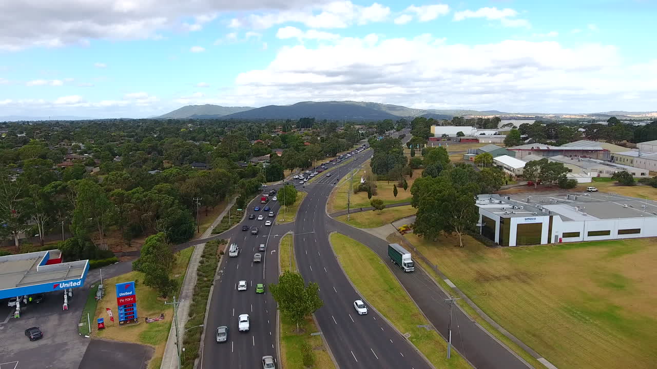 주요 도로 위를 날고, 배경의 언덕