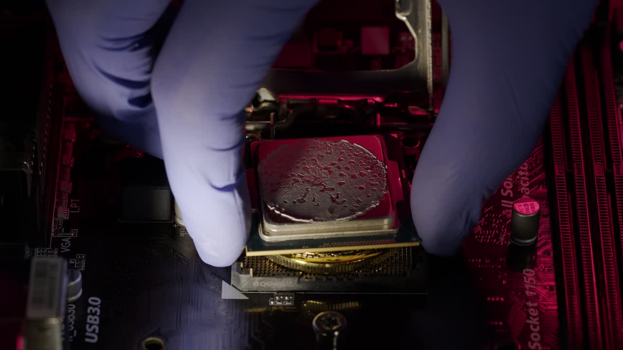 Bitcoin BTC e processore centrale CPU su scheda madre di un PC con tecnologia digitale, mining di criptovaluta
