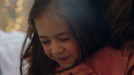 niña feliz abrazando a su madre disfrutando de la madre amorosa abrazando a su hija en casa imágenes de 4k
