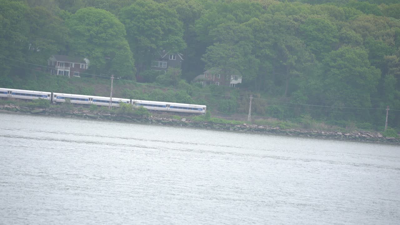 강을 따라 이동하는 지하철 북부 철도