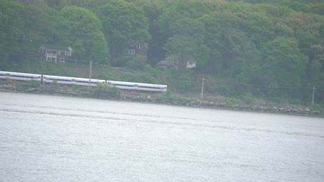 Metro-North-Railroad-Bewegt-Sich-Flussabwärts