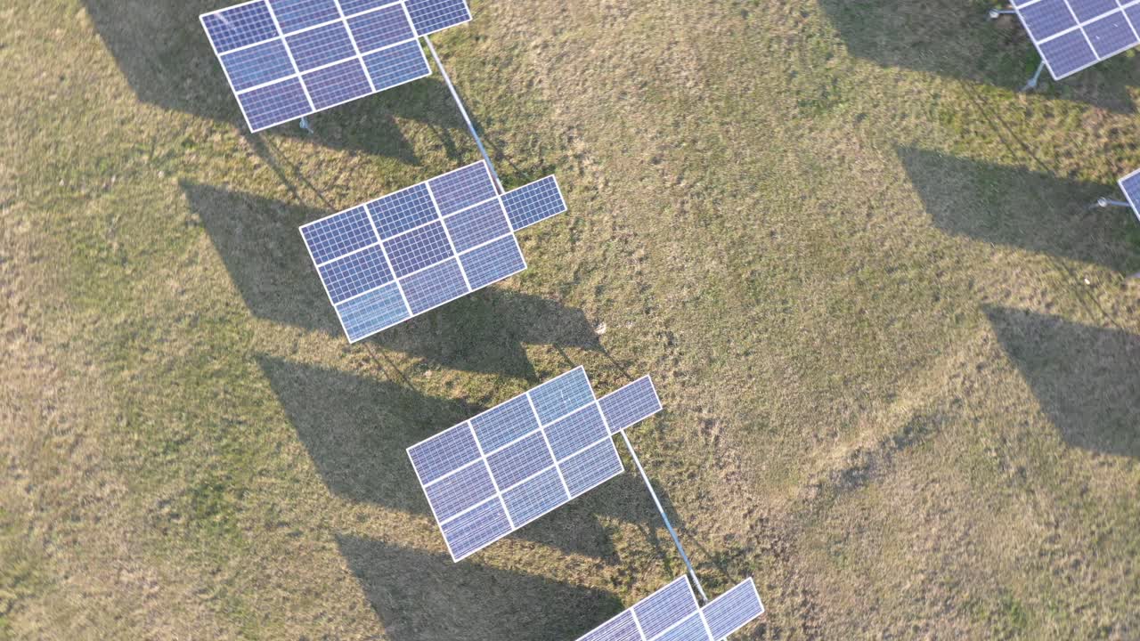 Vista aerea di un parco fotovoltaico. Volo di droni su un campo di pannelli solari, concetto di energia alternativa verde e rinnovabile. Lituania