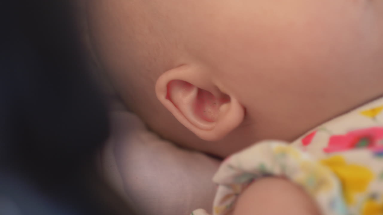 niña silenciosa en el cochecito