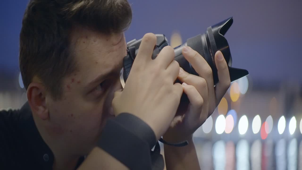 도시 에서 밤 에 사진 을 찍는 사람