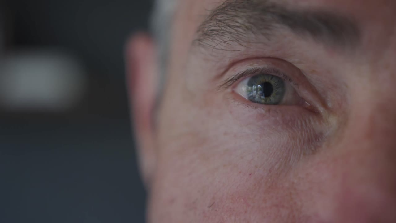 el ojo de un hombre sonriente