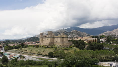 Burg-Der-Mendoza-In-Manzanares-El-Real-Spanien---Filmische-Luftaufnahme-Mit-Drohne