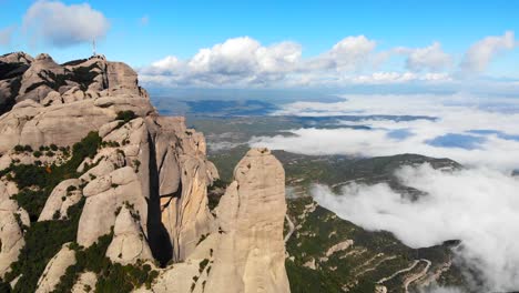 aérien : chaîne de montagnes de montserrat vue du ciel