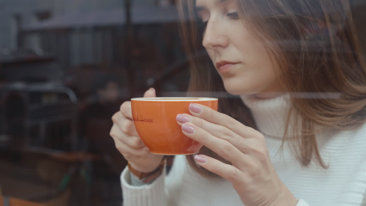 카페에서 커피를 즐기는 여자