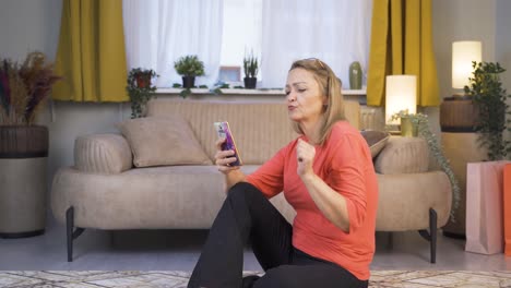mujer bailando con el teléfono en la mano.