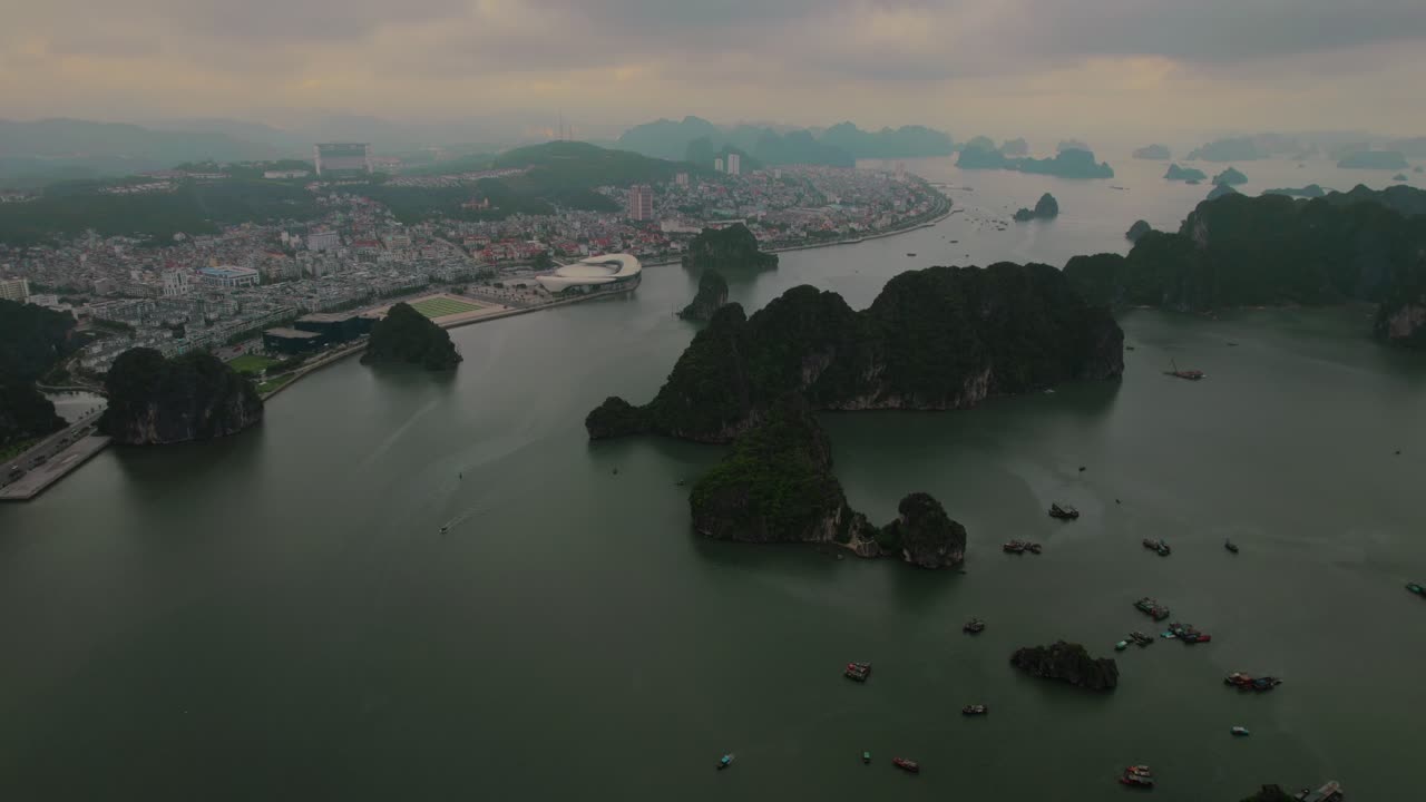 대도시 앞 에 물 에 빠져 있는 산꼭대기 의 공중 전망