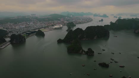 vista aérea hacia adelante de promontorios que se sumergen en el agua frente a una gran ciudad