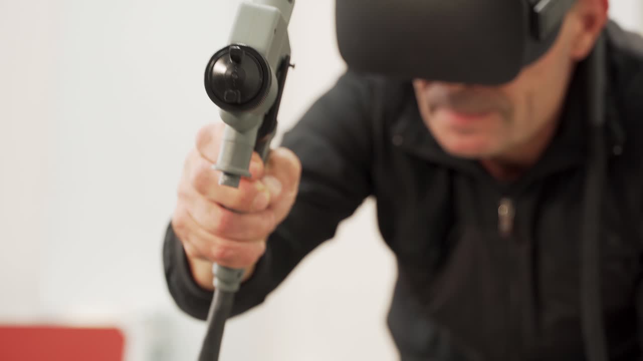 vr 헤드과 스프레이 총을 사용하는 남자