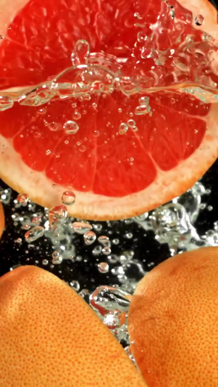 Pompelmo fresco che cade nell'acqua al rallentatore