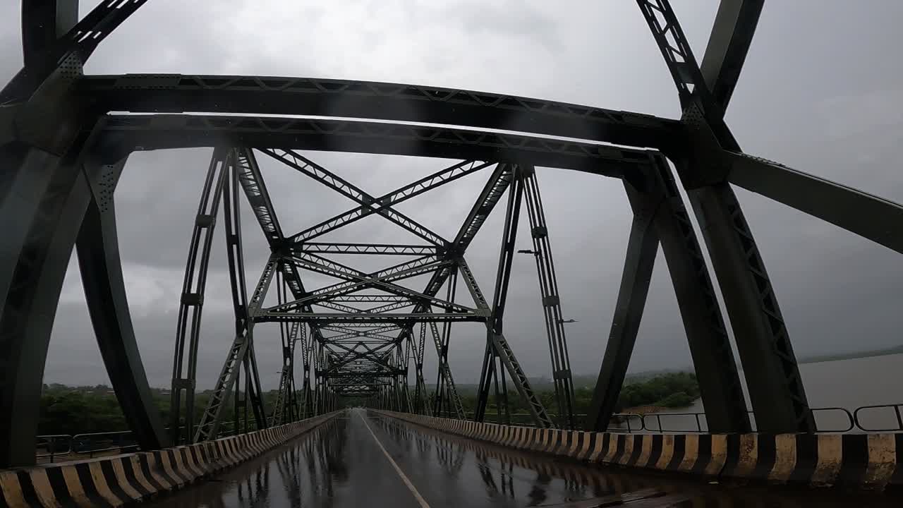 몬순의 amona 다리 고아