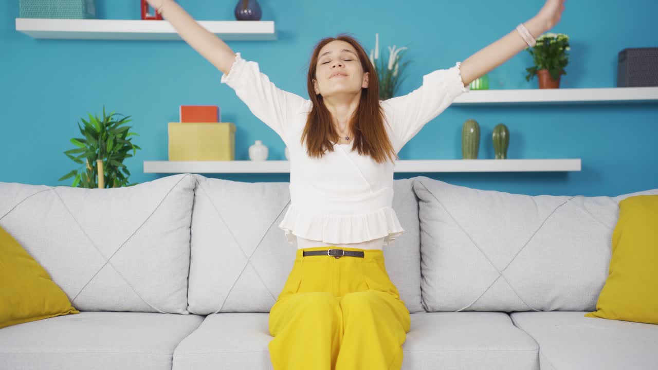 feliz mujer joven que respira profundamente.