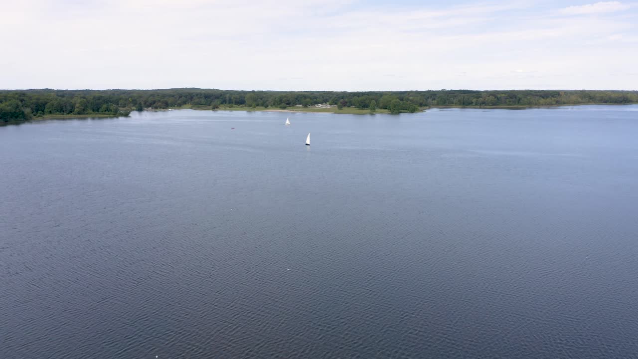 hermosa toma de drones volando sobre el lago en stony creek metropark en michigan