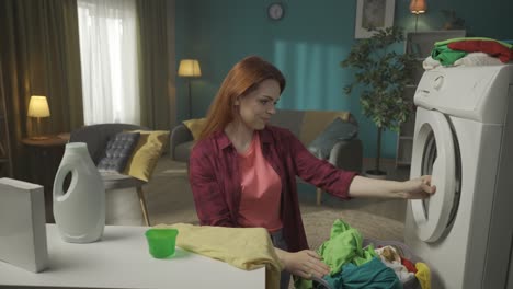 mujer lavando la ropa en casa