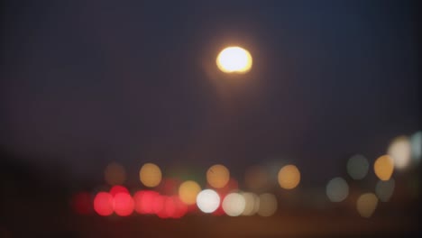 hermoso bokeh brillante colorido brillando de las luces de los coches en el fondo borroso de la noche atasco de tráfico en la carretera de la calle urbana