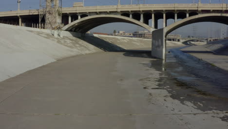 Antena:-Debajo-Del-Puente-Del-Río,-Los-ángeles,-California,-Luz-Del-Día