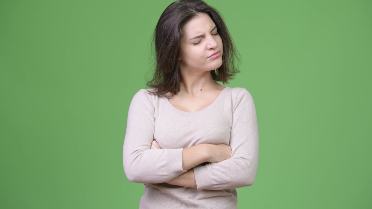 팔을 고 화를 내는 아름다운 젊은 여성