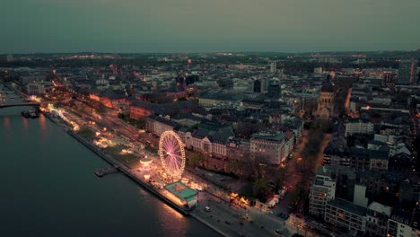 Toma-Aérea-De-Drones-De-Mainz-En-Un-Festival-De-Vino-De-Verano-En-La-Orilla-Del-Río-Rin-Durante-La-Puesta-De-Sol-Que-Muestra-La-Cúpula-Y-La-Iglesia-Christus