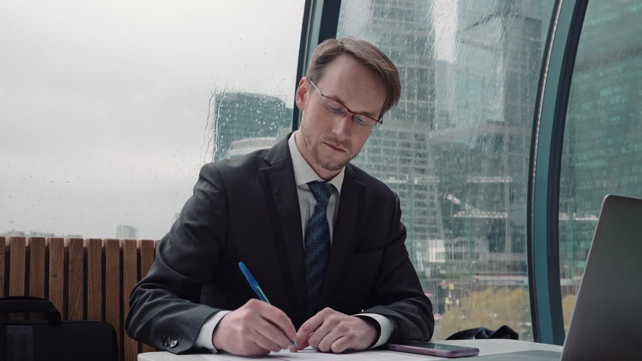 hombre de negocios tomando notas o firmando contratos, bolígrafo y documento, hombre con chaqueta formal. mano cerca