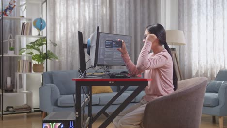 mujer codificando en casa