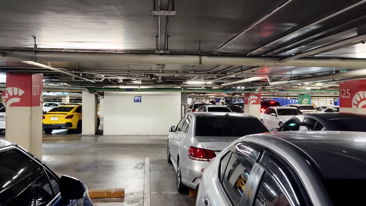 자동차가 있는 지하 주차장