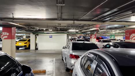 estacionamiento subterráneo con automóviles