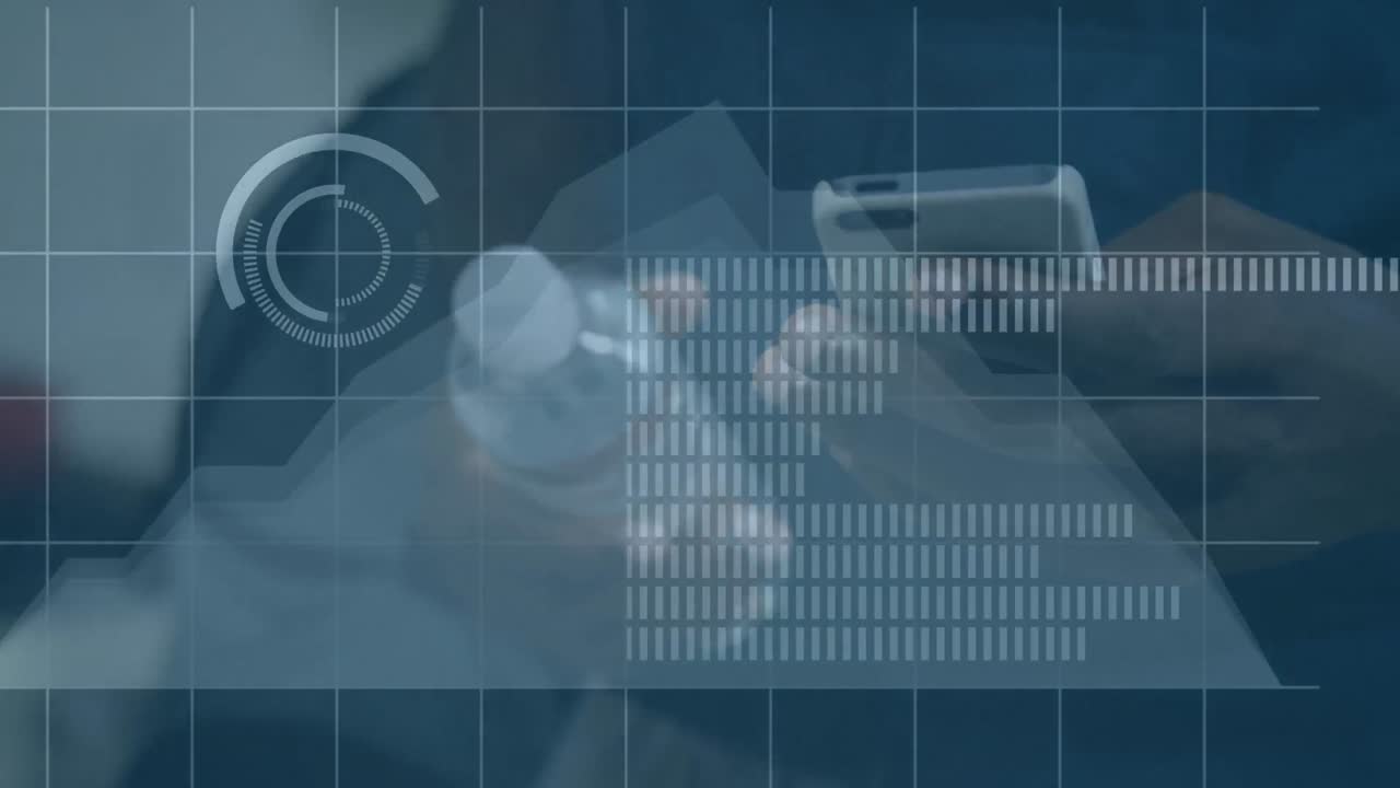 animación del procesamiento de datos sobre un hombre afroamericano que usa un teléfono inteligente