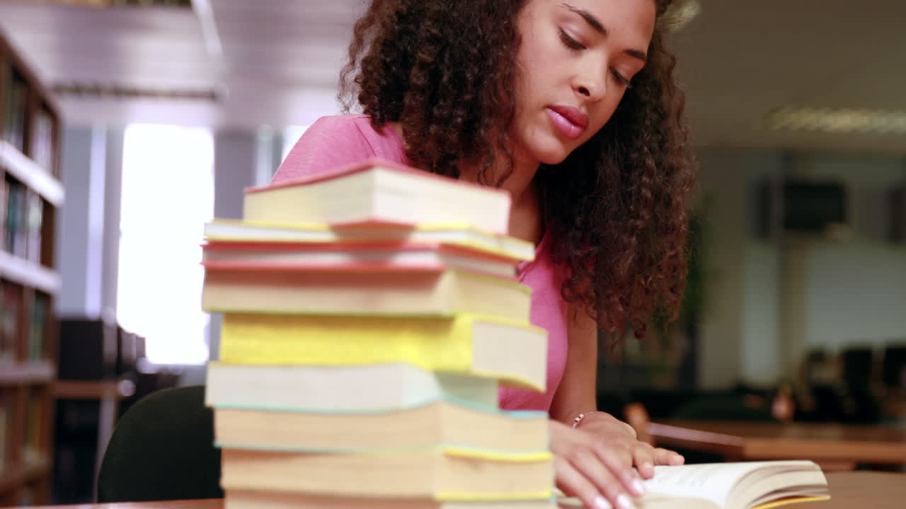 estudiante concentrado trabajando