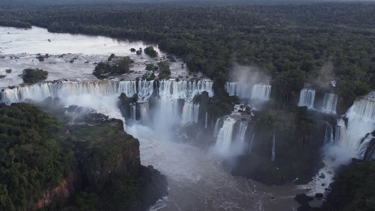 vista de pájaro de las hermosas cataratas del iguazú en la frontera argentina de argentina y brasil al atardecer