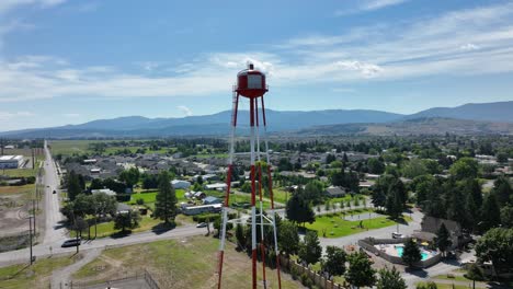 Tiro-De-La-Torre-De-Agua-En-El-Entorno-Del-Vecindario-Durante-El-Verano